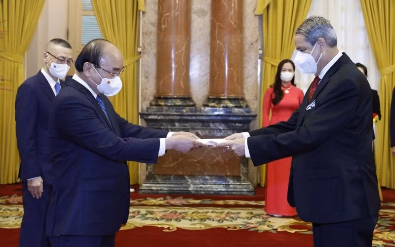 Chủ tịch nước Nguyễn Xuân Phúc nhận Quốc thư của Đại sứ Mexico Alejandro Negrin Munoz. (Ảnh: TTXVN) Chủ tịch nước Nguyễn Xuân Phúc nhận Quốc thư của Đại sứ Mexico Alejandro Negrin Munoz. (Ảnh: TTXVN)