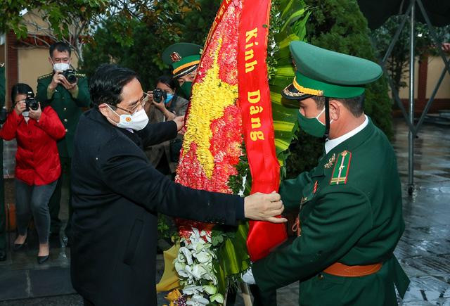 Thủ tướng Phạm Minh Chính đặt vòng hoa tưởng niệm các anh hùng, liệt sĩ đã hy sinh trong cuộc Chiến tranh bảo vệ biên giới ngày 17/2/1979 tại Khu tưởng niệm các anh hùng liệt sĩ Pò Hèn, xã Hải Sơn, thành phố Móng Cái. Ảnh: VGP/Nhật Bắc Thủ tướng Phạm Minh Chính đặt vòng hoa tưởng niệm các anh hùng, liệt sĩ đã hy sinh trong cuộc Chiến tranh bảo vệ biên giới ngày 17/2/1979 tại Khu tưởng niệm các anh hùng liệt sĩ Pò Hèn, xã Hải Sơn, thành phố Móng Cái. Ảnh: VGP/Nhật Bắc