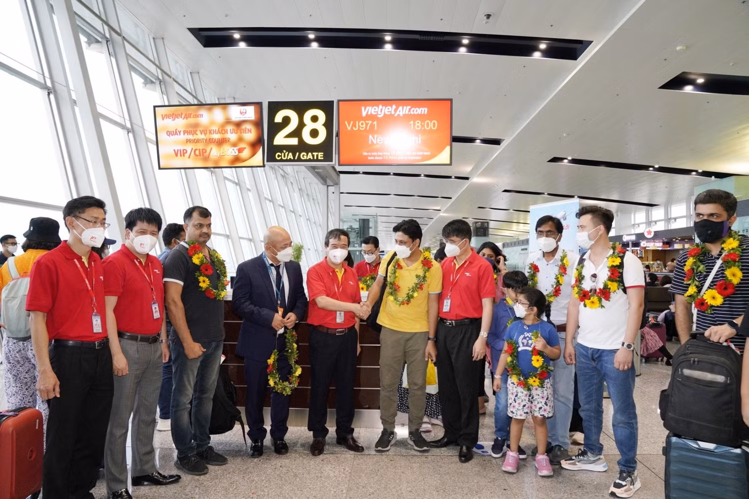 Phó Cục trưởng Cục Hàng không Việt Nam Hồ Minh Tấn (áo vest xanh) và Phó Tổng giám đốc Vietjet Nguyễn Đức Thịnh (áo đỏ) tặng hoa chào mừng những hành khách đầu tiên trên chuyến bay thẳng kết nối hai thủ đô Hà Nội và New Delhi (Ấn Độ) Phó Cục trưởng Cục Hàng không Việt Nam Hồ Minh Tấn (áo vest xanh) và Phó Tổng giám đốc Vietjet Nguyễn Đức Thịnh (áo đỏ) tặng hoa chào mừng những hành khách đầu tiên trên chuyến bay thẳng kết nối hai thủ đô Hà Nội và New Delhi (Ấn Độ)