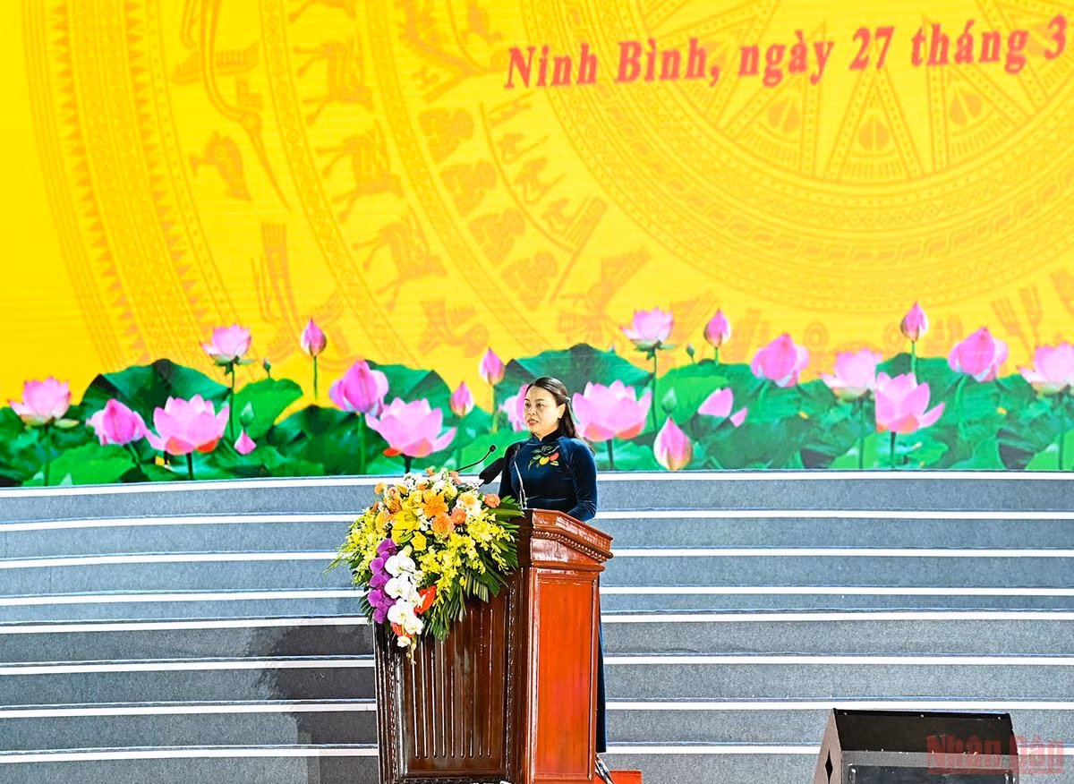 Bí thư Tỉnh ủy Ninh Bình Nguyễn Thị Thu Hà đọc diễn văn tại lễ kỷ niệm. (Ảnh: DUY LINH)