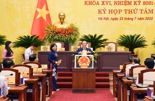 Đại biểu Hội đồng nhân dân Thành phố Hà Nội bầu Chủ tịch Uỷ ban nhân dân Thành phố - Ảnh: VGP/GH Đại biểu Hội đồng nhân dân Thành phố Hà Nội bầu Chủ tịch Uỷ ban nhân dân Thành phố - Ảnh: VGP/GH