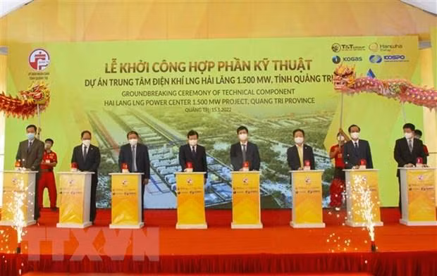 Các đại biểu thực hiện nghi thức khởi công dự án. (Ảnh: Nguyên Lý/TTXVN)