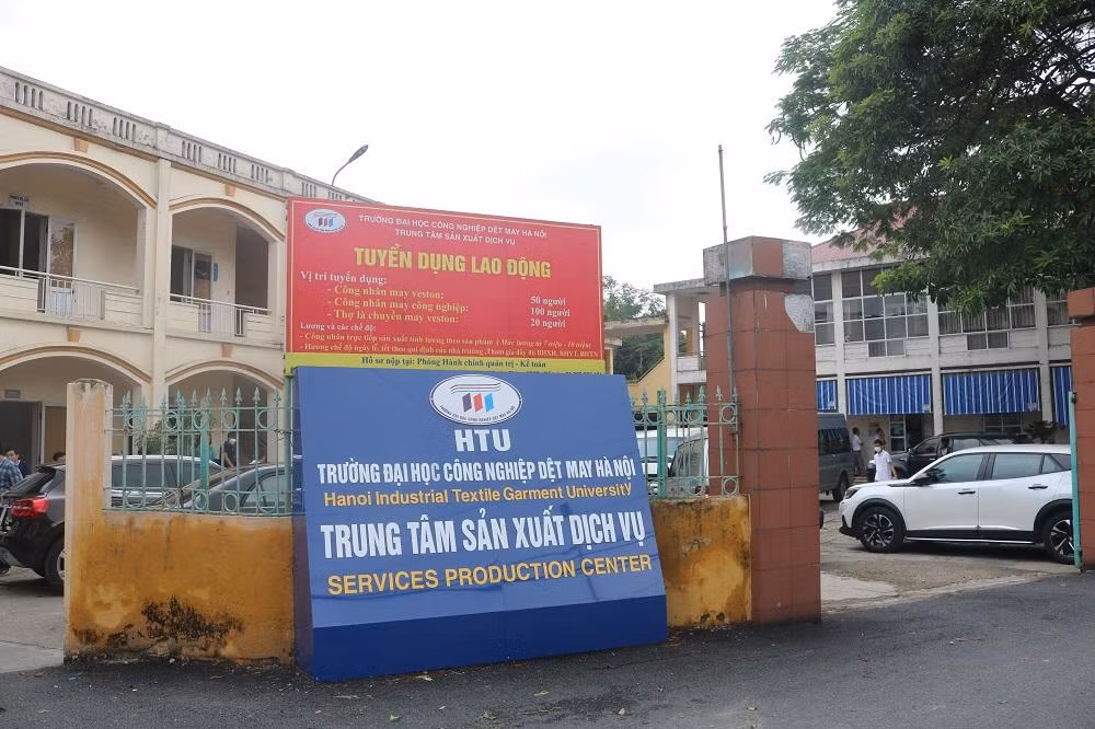 Trung tâm Sản xuất dịch vụ là mô hình doanh nghiệp trong trường của Trường Đại học Công nghiệp Dệt may Hà Nội với quy mô khoảng 5000m2. Ảnh: Doãn Nhàn Trung tâm Sản xuất dịch vụ là mô hình doanh nghiệp trong trường của Trường Đại học Công nghiệp Dệt may Hà Nội với quy mô khoảng 5000m2. Ảnh: Doãn Nhàn