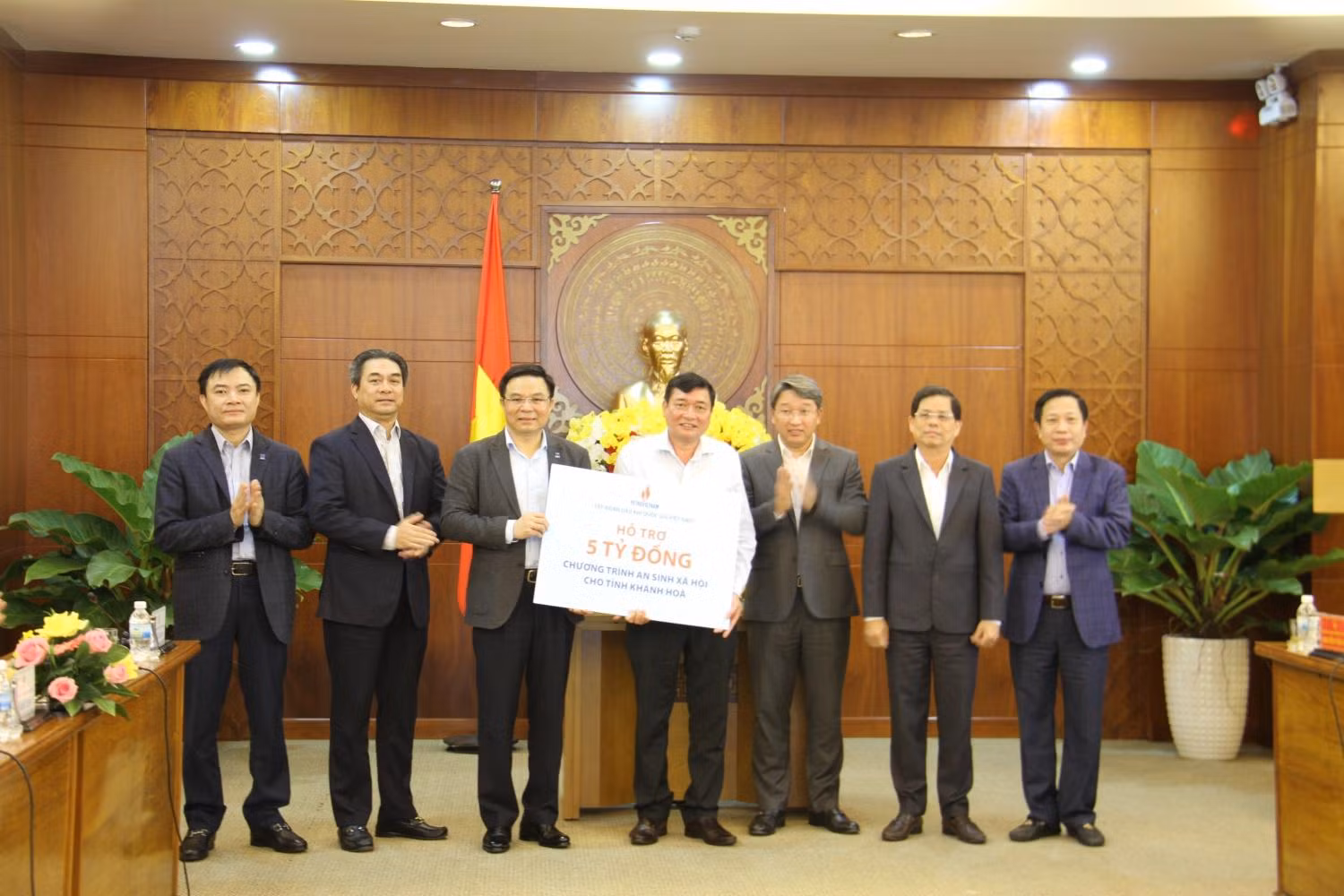 Petrovietnam trao 5 tỷ đồng hỗ trợ thực hiện các hoạt động an sinh xã hội trên địa bàn tỉnh Khánh Hòa Petrovietnam trao 5 tỷ đồng hỗ trợ thực hiện các hoạt động an sinh xã hội trên địa bàn tỉnh Khánh Hòa