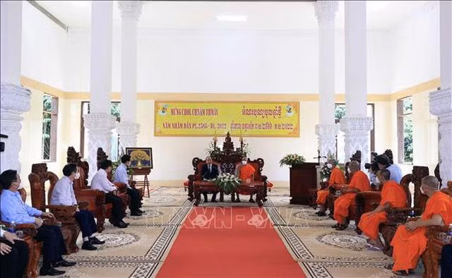 Chủ tịch nước Nguyễn Xuân Phúc nói chuyện với các vị chư tăng của Học viện Phật giáo Nam tông Khmer Chủ tịch nước Nguyễn Xuân Phúc nói chuyện với các vị chư tăng của Học viện Phật giáo Nam tông Khmer