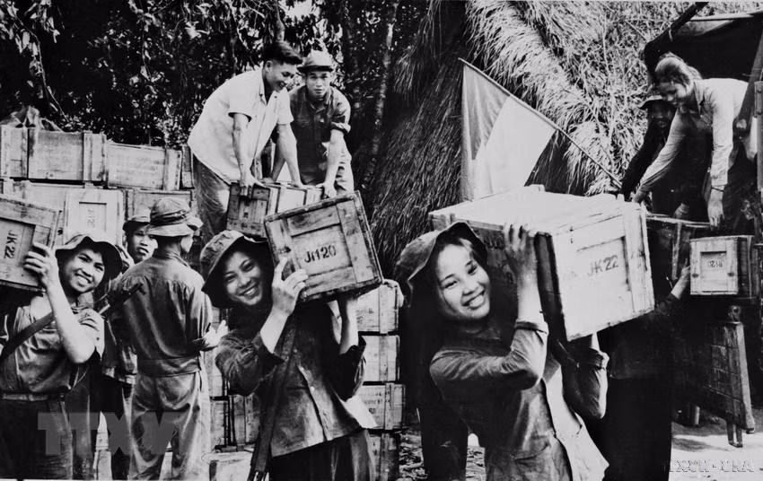 Các chiến sỹ vận tải và dân công hỏa tuyến tiếp đạn cho mặt trận. (Ảnh: Đoàn Công Tính/TTXVN phát)