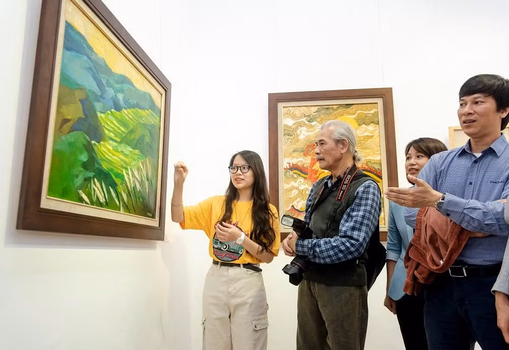 Minh Ngọc đang thực hiện dự án nghệ thuật cá nhân với sự hỗ trợ từ các hoạ sĩ nhiều năm kinh nghiệm