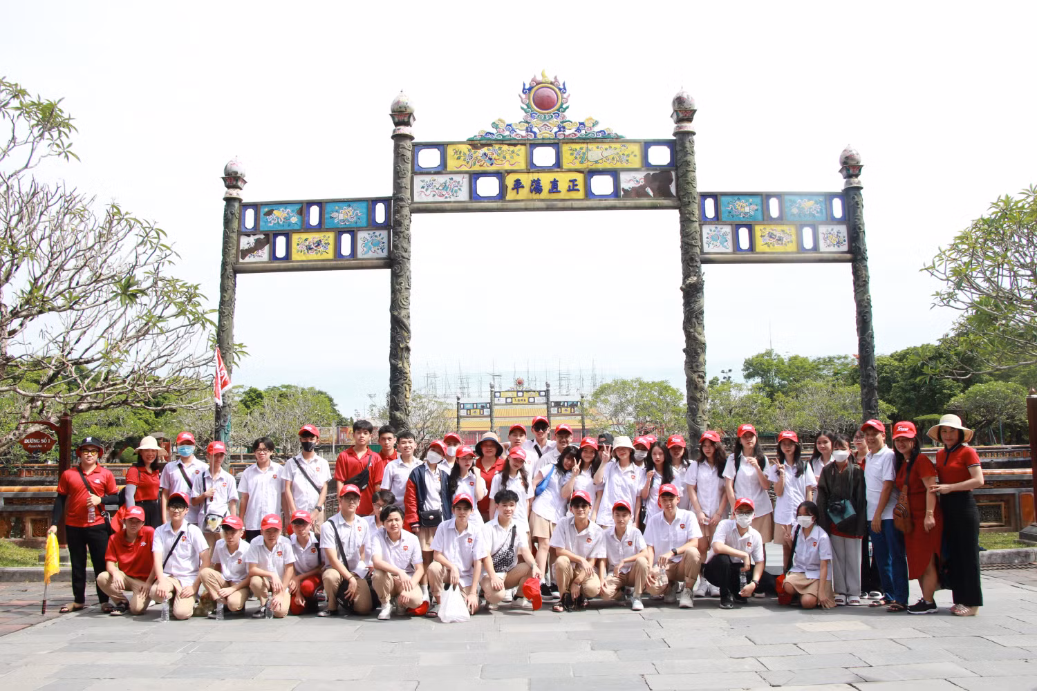 Học sinh khối Trung học trải nghiệm 2 ngày 2 đêm tại Huế, Quảng Trị Học sinh khối Trung học trải nghiệm 2 ngày 2 đêm tại Huế, Quảng Trị