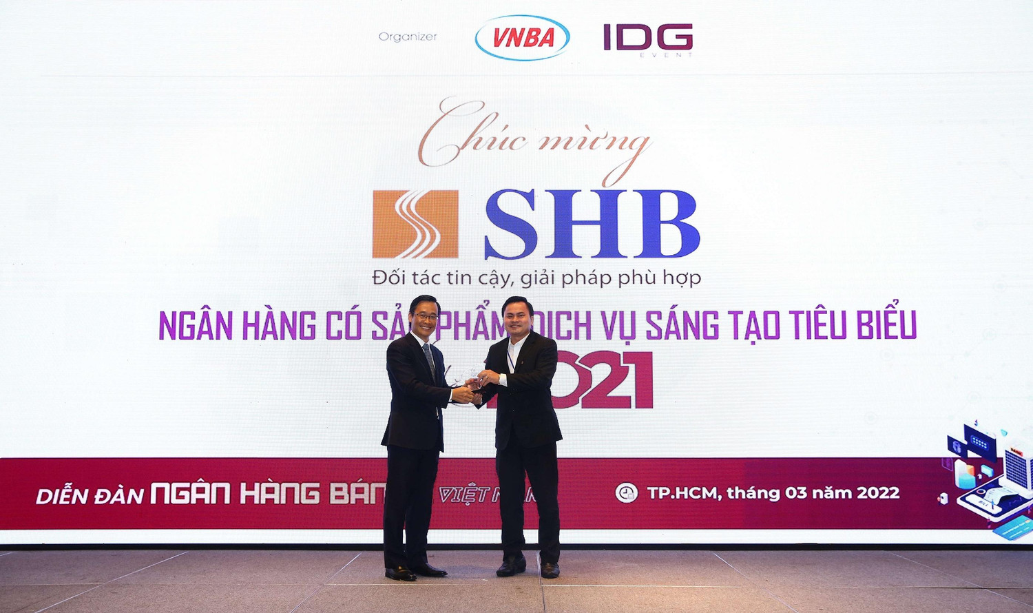 Tại hạng mục “Ngân hàng có sản phẩm/dịch vụ sáng tạo tiêu biểu”, SHB đã xuất sắc được vinh danh với sản phẩm “Cho vay bổ sung vốn kinh doanh trả góp dành cho khách hàng doanh nghiệp”.