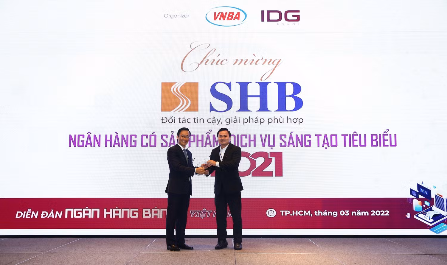 Tại hạng mục “Ngân hàng có sản phẩm/dịch vụ sáng tạo tiêu biểu”, SHB đã xuất sắc được vinh danh với sản phẩm “Cho vay bổ sung vốn kinh doanh trả góp dành cho khách hàng doanh nghiệp”.