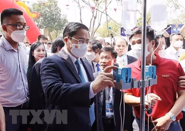 Thủ tướng Phạm Minh Chính tham quan trưng bày Cuộc thi “Học sinh, sinh viên với ý tưởng khởi nghiệp” (SV-STARTUP). (Ảnh: Dương Giang/TTXVN)