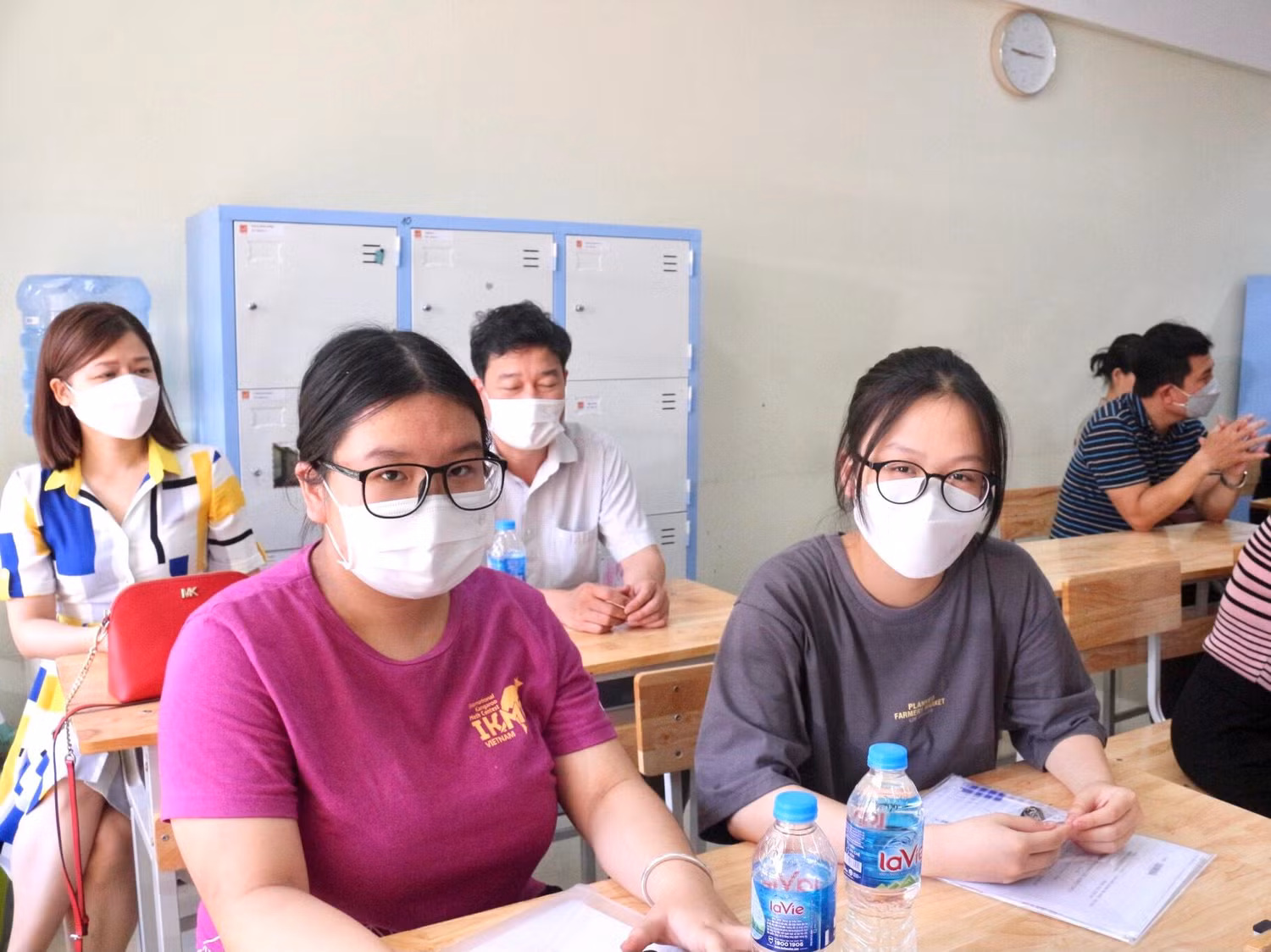 Cũng chia sẻ về niềm vui nhân ngày nhập học, em Nguyễn Thị Mai Anh (ở Nam Từ Liêm, Hà Nội) – đỗ chuyên Ngữ Văn 2 cho biết em cảm thấy rất vui, vì ban đầu dự định của em là học lớp Chất lượng cao, nên khi nghe tin mình đỗ chuyên Văn, em vỡ òa trong cảm xúc. Cũng chia sẻ về niềm vui nhân ngày nhập học, em Nguyễn Thị Mai Anh (ở Nam Từ Liêm, Hà Nội) – đỗ chuyên Ngữ Văn 2 cho biết em cảm thấy rất vui, vì ban đầu dự định của em là học lớp Chất lượng cao, nên khi nghe tin mình đỗ chuyên Văn, em vỡ òa trong cảm xúc.