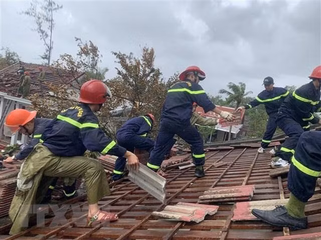 Thủ tướng yêu cầu tập trung khắc phục hậu quả bão số 4 và ổn định đời sống nhân dân.