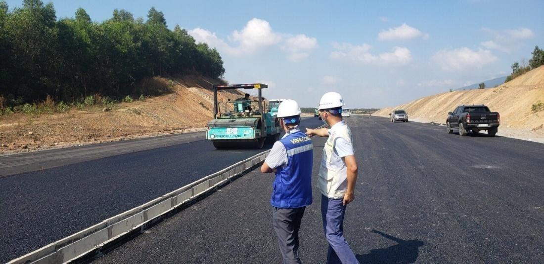 Thi công thảm nhựa mặt đường cao tốc Dầu Giây – Phan Thiết. (Nguồn: Báo Giao Thông) Thi công thảm nhựa mặt đường cao tốc Dầu Giây – Phan Thiết. (Nguồn: Báo Giao Thông)