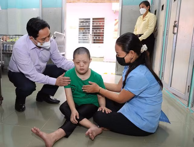 Thủ tướng Phạm Minh Chính mong muốn các cháu được chăm sóc tốt hơn nữa cả về vật chất và tinh thần, tạo điều kiện tối đa cho các cháu có khả năng có thể phát triển bình thường, học tập, sinh hoạt, vươn lên trong cuộc sống với sự tự tin, ý chí, ước mơ, hoài bão - Ảnh: VGP/Nhật Bắc Thủ tướng Phạm Minh Chính mong muốn các cháu được chăm sóc tốt hơn nữa cả về vật chất và tinh thần, tạo điều kiện tối đa cho các cháu có khả năng có thể phát triển bình thường, học tập, sinh hoạt, vươn lên trong cuộc sống với sự tự tin, ý chí, ước mơ, hoài bão - Ảnh: VGP/Nhật Bắc