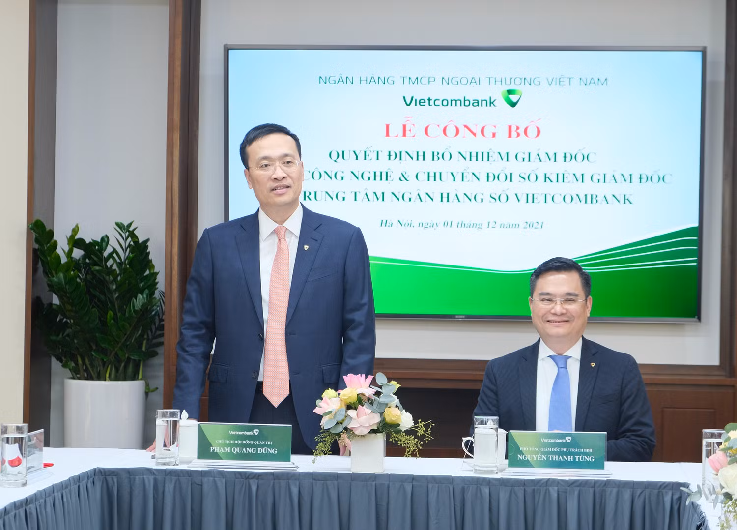 Ông Phạm Quang Dũng - Uỷ viên Ban Chấp hành Đảng bộ Khối Doanh nghiệp Trung ương, Bí thư Đảng ủy, Chủ tịch Hội đồng quản trị Vietcombank (ngoài cùng bên trái) phát biểu giao nhiệm vụ.