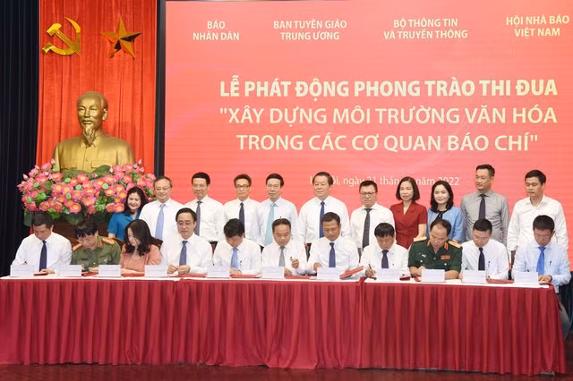 Trước sự chứng kiến của Thường trực Ban Bí thư Võ Văn Thưởng; Trưởng ban Tuyên giáo Trung ương Nguyễn Trọng Nghĩa; Phó Thủ tướng Chính phủ Vũ Đức Đam cùng lãnh đạo các bộ, ban ngành Trung ương, lãnh đạo của 11 cơ quan thông tấn báo chí đã đại diện cho các cơ quan báo chí cả nước ký cam kết thực hiện phong trào thi đua - Ảnh: VGP/Nguyễn Hoàng Trước sự chứng kiến của Thường trực Ban Bí thư Võ Văn Thưởng; Trưởng ban Tuyên giáo Trung ương Nguyễn Trọng Nghĩa; Phó Thủ tướng Chính phủ Vũ Đức Đam cùng lãnh đạo các bộ, ban ngành Trung ương, lãnh đạo của 11 cơ quan thông tấn báo chí đã đại diện cho các cơ quan báo chí cả nước ký cam kết thực hiện phong trào thi đua - Ảnh: VGP/Nguyễn Hoàng