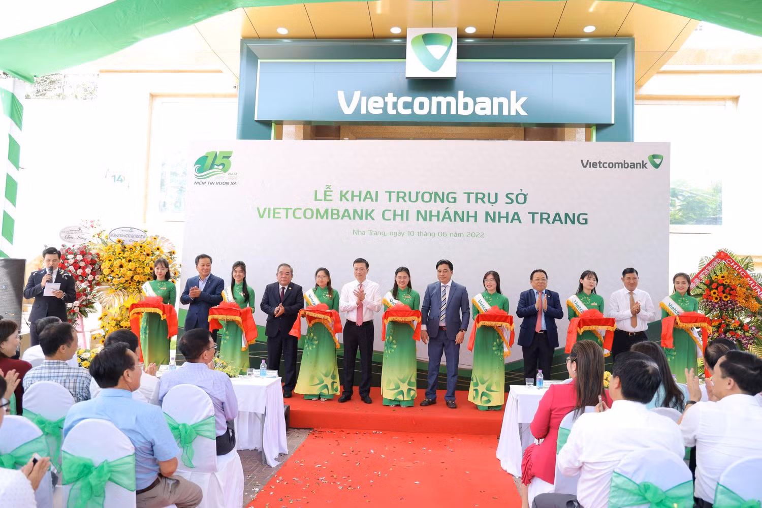 Lễ cắt băng khánh thành trụ sở hoạt động mới Vietcombank Nha Trang