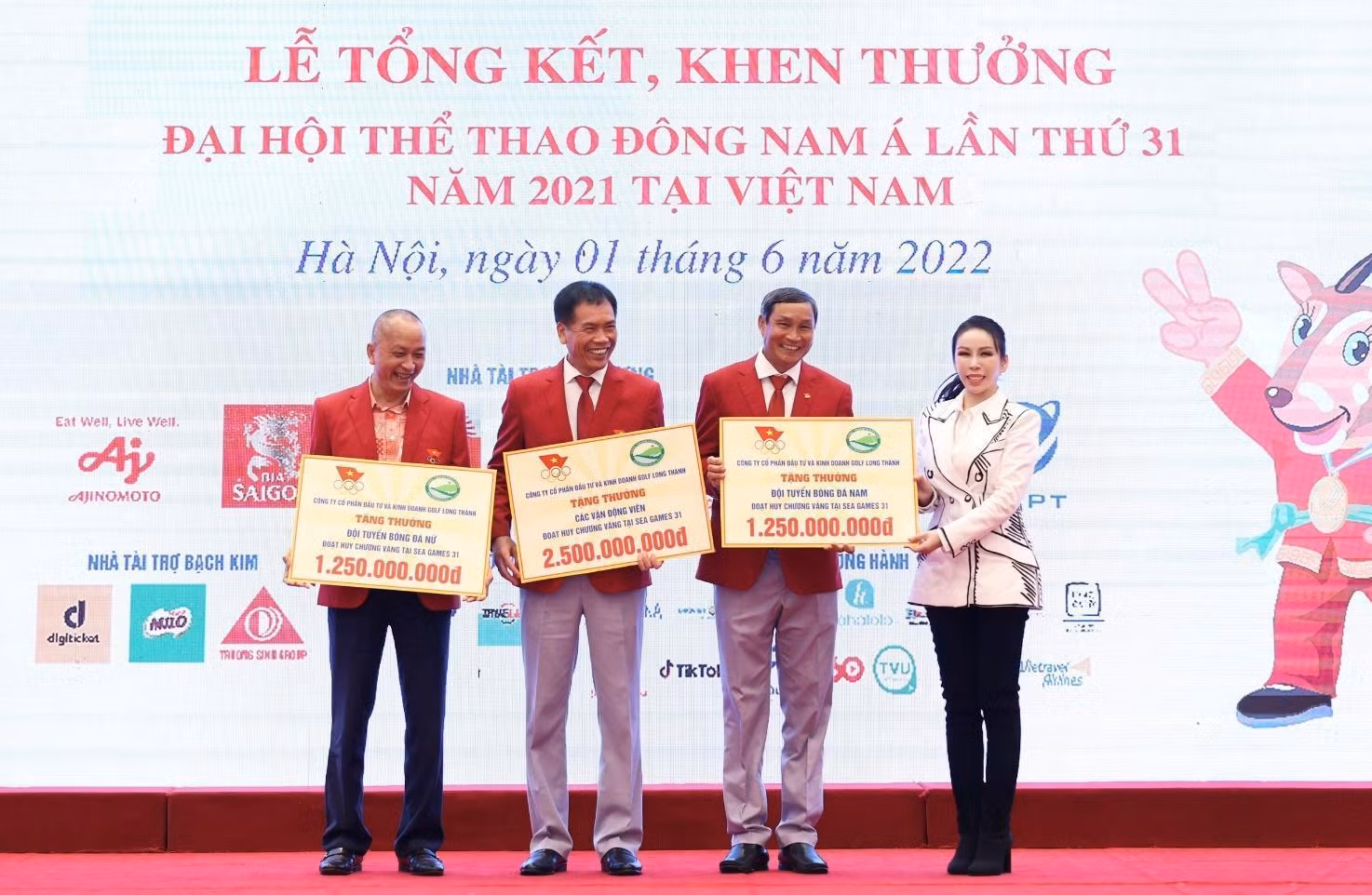 Bà Lê Nữ Thùy Dương – Phó Chủ tịch Hội đồng quản trị Golf Long Thành trao bảng biểu trưng cho đại diện các vận động viên có thành tích thi đấu xuất sắc tại SEA Games 31. Bà Lê Nữ Thùy Dương – Phó Chủ tịch Hội đồng quản trị Golf Long Thành trao bảng biểu trưng cho đại diện các vận động viên có thành tích thi đấu xuất sắc tại SEA Games 31.