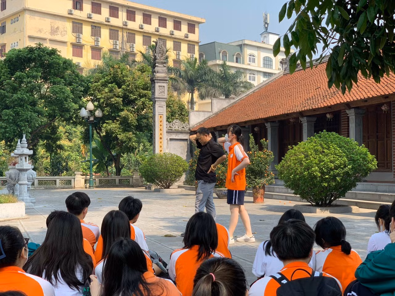 Thầy Sơn luôn tìm ra cách học mới và tự tay làm mẫu để giúp học trò tiếp thu bài tốt nhất. (Ảnh: NVCC)
