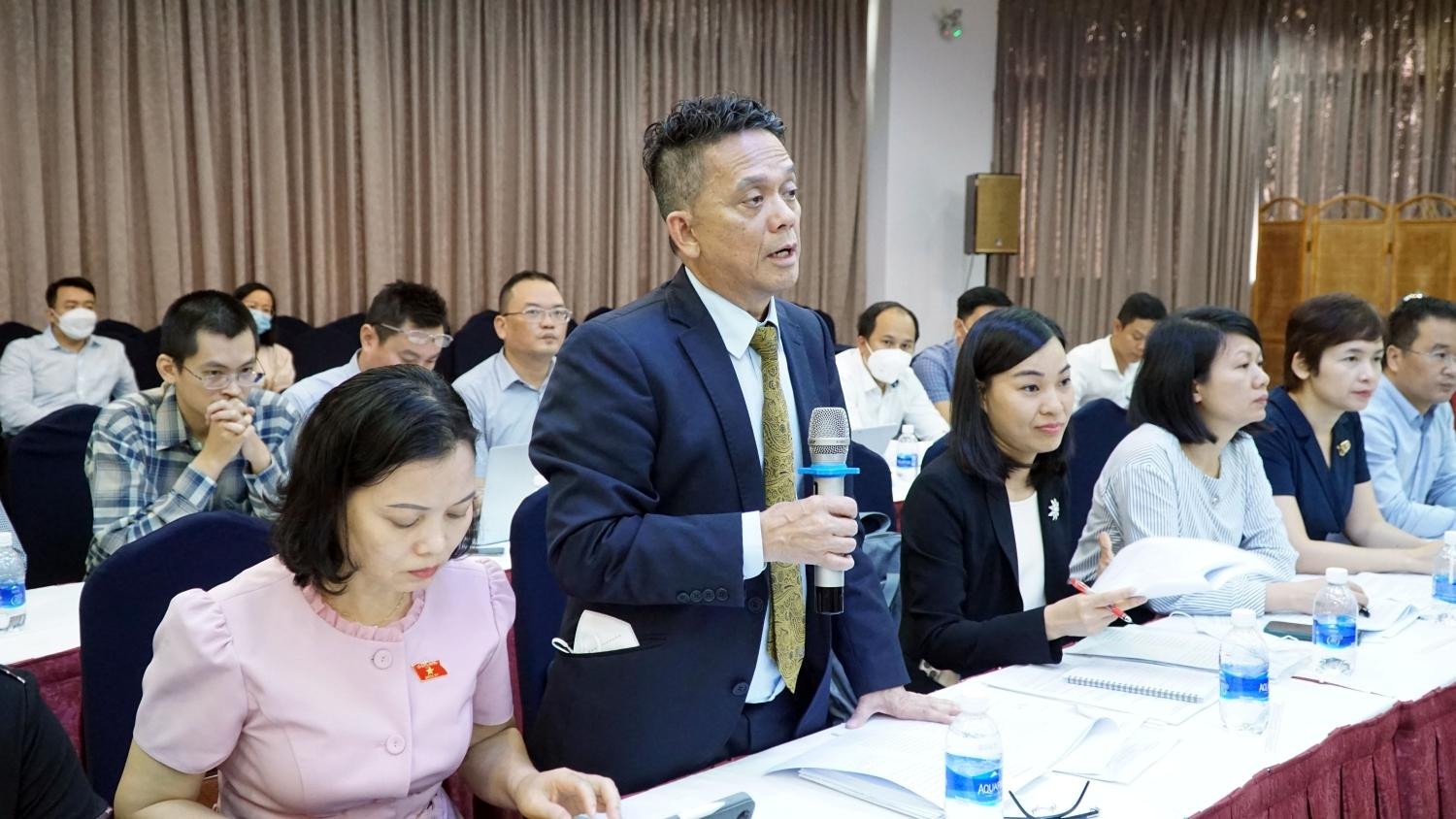 Ông Nguyễn Minh, Trưởng ban pháp lý và thương mại Eni Việt Nam cho ý kiến về ngôn ngữ trong hợp đồng dầu khí tại Hội thảo lấy ý kiến về Dự thảo Luật Dầu khí sửa đổi do Ủy ban Kinh tế Quốc hội phối hợp với Bộ Công Thương tổ chức tại Thành phố Hồ Chí Minh ngày 3/8.