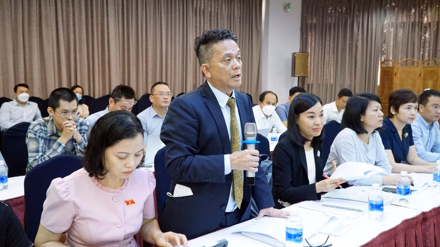 Ông Nguyễn Minh, Trưởng ban pháp lý và thương mại Eni Việt Nam cho ý kiến về ngôn ngữ trong hợp đồng dầu khí tại Hội thảo lấy ý kiến về Dự thảo Luật Dầu khí sửa đổi do Ủy ban Kinh tế Quốc hội phối hợp với Bộ Công Thương tổ chức tại Thành phố Hồ Chí Minh ngày 3/8. Ông Nguyễn Minh, Trưởng ban pháp lý và thương mại Eni Việt Nam cho ý kiến về ngôn ngữ trong hợp đồng dầu khí tại Hội thảo lấy ý kiến về Dự thảo Luật Dầu khí sửa đổi do Ủy ban Kinh tế Quốc hội phối hợp với Bộ Công Thương tổ chức tại Thành phố Hồ Chí Minh ngày 3/8.