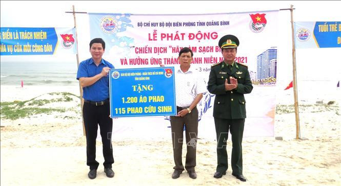 Đại diện Chính quyền xã Ngư Thủy Bắc, huyện Lệ Thủy tiếp nhận những món quà ý nghĩa do Bộ Chỉ huy Bộ đội Biên phòng tỉnh Quảng Bình trao tặng. Ảnh tư liệu: Võ Dung/TTXVN