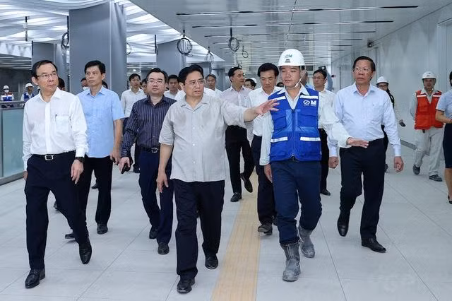 Thủ tướng và đoàn công tác thị sát ga Ba Son - Ảnh: VGP/Nhật Bắc