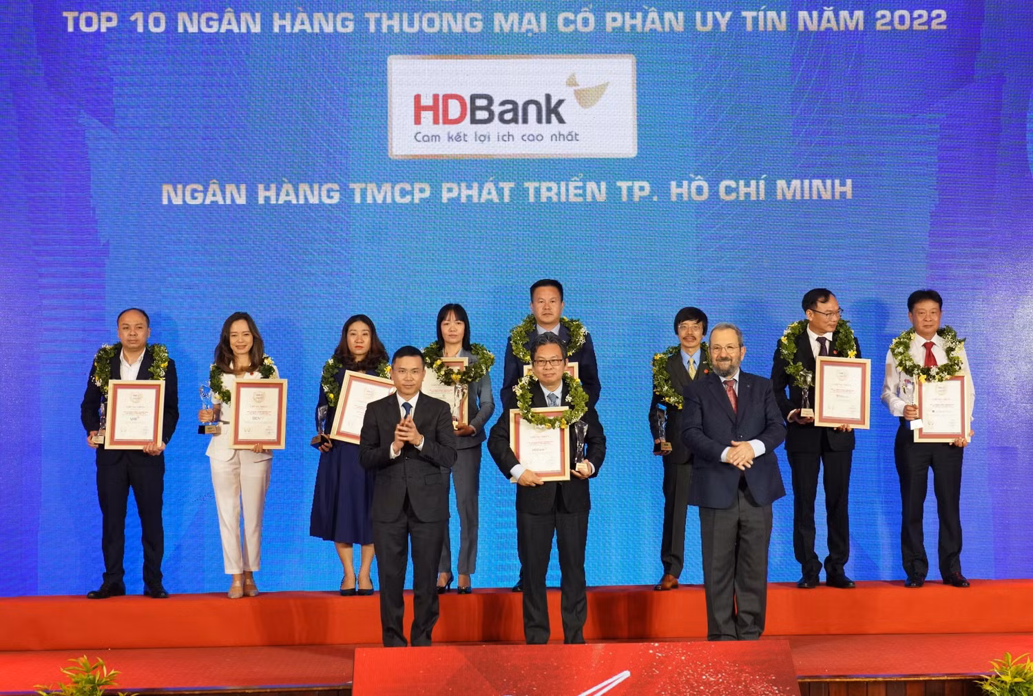 Ông Trần Hoài Phương – Giám đốc Khối Khách hàng doanh nghiệp của HDBank (đứng giữa) đại diện Ngân hàng nhận giải Top ngân hàng thương mại cổ phần uy tín năm 2022 Ông Trần Hoài Phương – Giám đốc Khối Khách hàng doanh nghiệp của HDBank (đứng giữa) đại diện Ngân hàng nhận giải Top ngân hàng thương mại cổ phần uy tín năm 2022