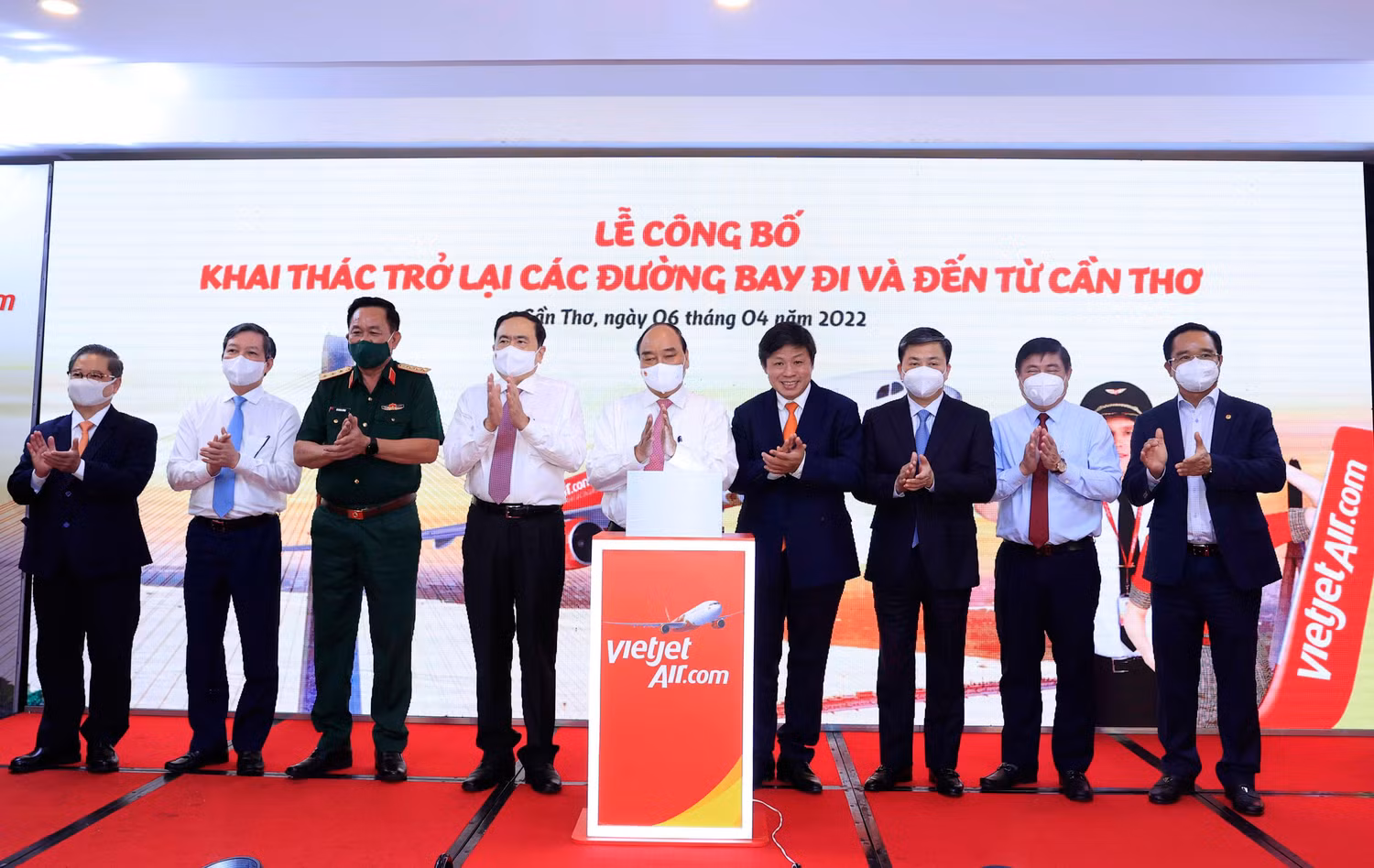 Chủ tịch nước Nguyễn Xuân Phúc (thứ 5 từ trái sang) và lãnh đạo thành phố Cần Thơ, các cơ quan ban ngành, Vietjet tham gia nghi thức công bố khai thác các đường bay đến và đi Cần Thơ