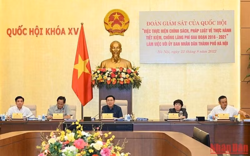 Chủ tịch Quốc hội Vương Đình Huệ dự buổi làm việc của Đoàn giám sát Quốc hội về thực hành tiết kiệm, chống lãng phí với Uỷ ban nhân dân thành phố Hà Nội.