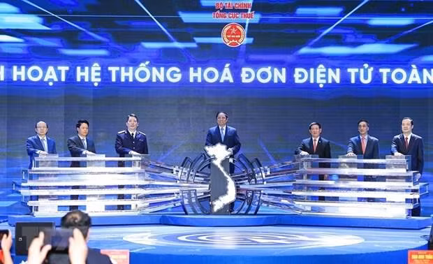 Thủ tướng Phạm Minh Chính và lãnh đạo Bộ Tài chính và Tổng Cục thuế thực hiện nghi thức kích hoạt Hệ thống hóa đơn điện tử toàn quốc. (Ảnh: Dương Giang/TTXVN) Thủ tướng Phạm Minh Chính và lãnh đạo Bộ Tài chính và Tổng Cục thuế thực hiện nghi thức kích hoạt Hệ thống hóa đơn điện tử toàn quốc. (Ảnh: Dương Giang/TTXVN)