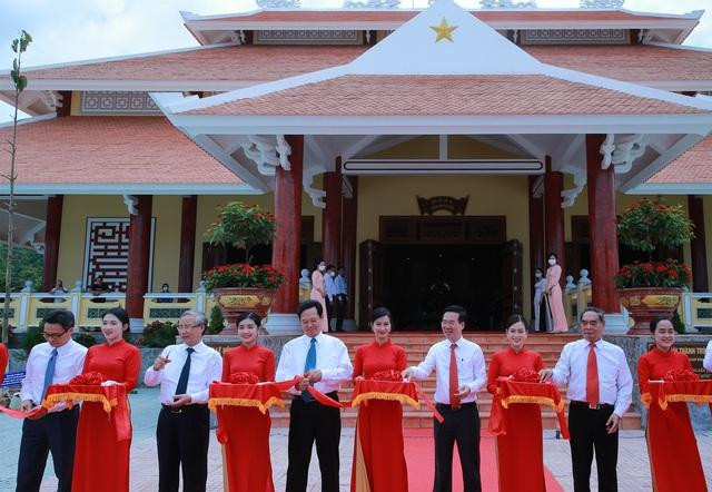 Các đồng chí lãnh đạo, nguyên lãnh đạo Đảng, Nhà nước cắt băng khánh thành Đền thờ các liệt sĩ hy sinh trên địa bàn Phú Quốc trong các thời kỳ chiến tranh - Ảnh: VGP/Đình Nam Các đồng chí lãnh đạo, nguyên lãnh đạo Đảng, Nhà nước cắt băng khánh thành Đền thờ các liệt sĩ hy sinh trên địa bàn Phú Quốc trong các thời kỳ chiến tranh - Ảnh: VGP/Đình Nam