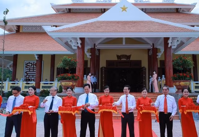 Các đồng chí lãnh đạo, nguyên lãnh đạo Đảng, Nhà nước cắt băng khánh thành Đền thờ các liệt sĩ hy sinh trên địa bàn Phú Quốc trong các thời kỳ chiến tranh - Ảnh: VGP/Đình Nam Các đồng chí lãnh đạo, nguyên lãnh đạo Đảng, Nhà nước cắt băng khánh thành Đền thờ các liệt sĩ hy sinh trên địa bàn Phú Quốc trong các thời kỳ chiến tranh - Ảnh: VGP/Đình Nam
