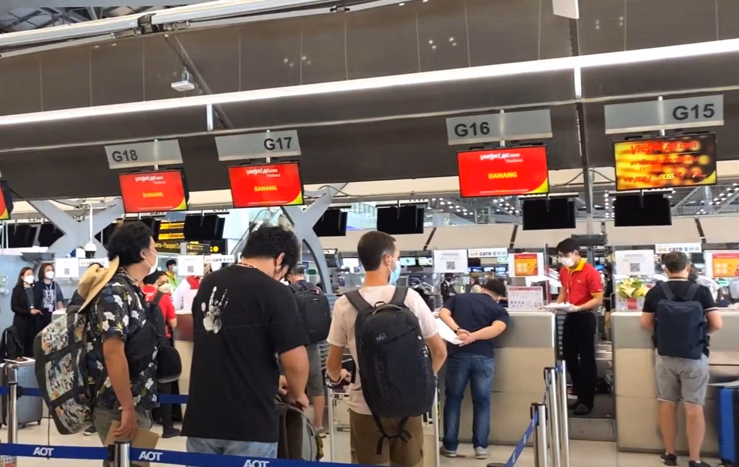 Hành khách làm thủ tục lên chuyến bay của Vietjet đến Đà Nẵng tại Sân bay quốc tế Suvarnabhumi
