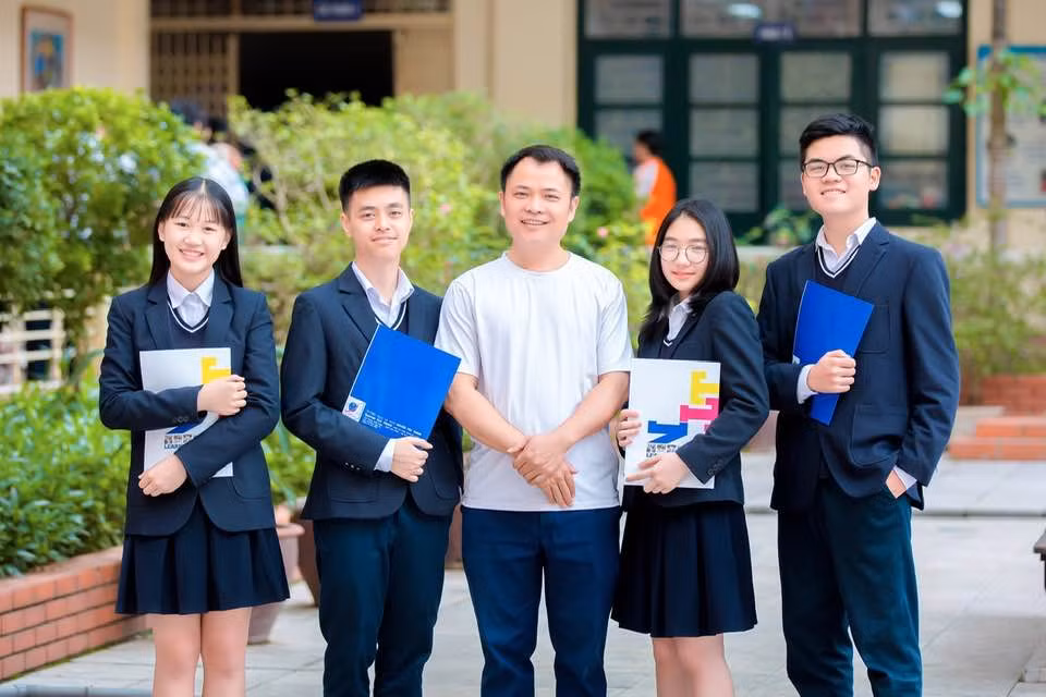 Thầy giáo Nguyễn Tuấn Sơn, giáo viên Mỹ thuật trường Trung học cơ sở &amp; Trung học phổ thông Nguyễn Tất Thành (ở giữa). (Ảnh: NVCC)