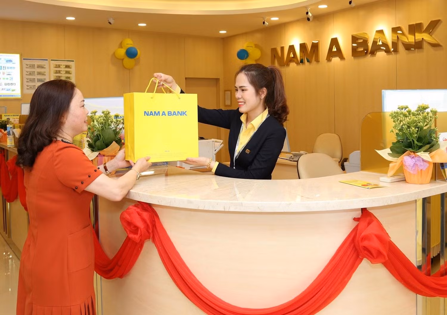 Khách hàng giao dịch tại Nam A Bank