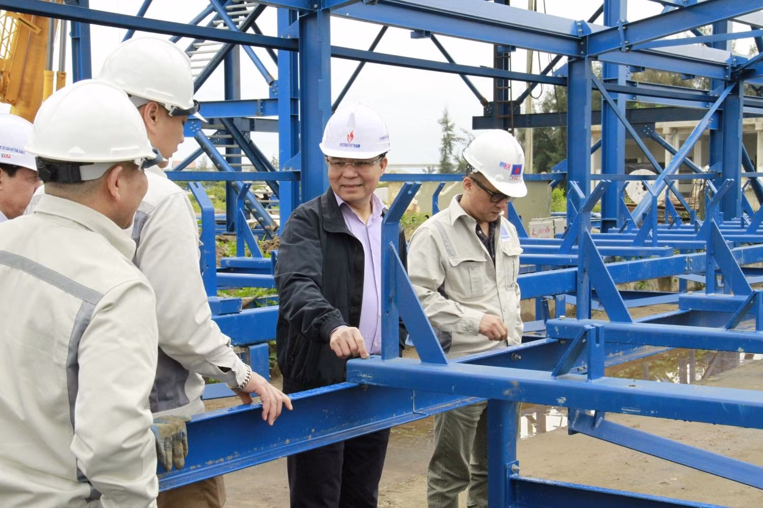 Tổng Giám đốc Petrovietnam Lê Mạnh Hùng kiểm tra tiến độ hạng mục dây chuyền băng tải than tại Nhà máy nhiệt điện Thái Bình 2 tháng 3/2022