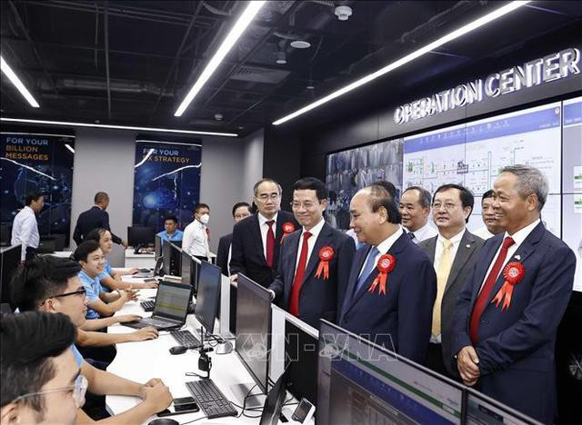 Chủ tịch nước Nguyễn Xuân Phúc cùng các đại biểu tham quan Trung tâm dữ liệu CMC Data Center Tân Thuận. Ảnh: TTXVN Chủ tịch nước Nguyễn Xuân Phúc cùng các đại biểu tham quan Trung tâm dữ liệu CMC Data Center Tân Thuận. Ảnh: TTXVN