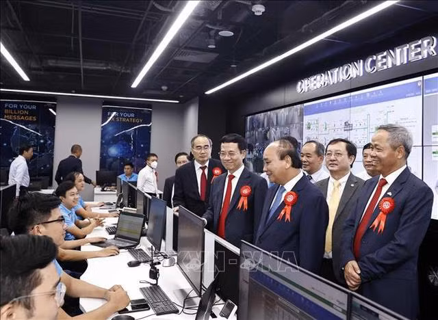 Chủ tịch nước Nguyễn Xuân Phúc cùng các đại biểu tham quan Trung tâm dữ liệu CMC Data Center Tân Thuận. Ảnh: TTXVN