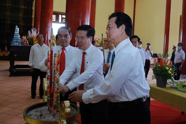 Các đồng chí lãnh đạo, nguyên lãnh đạo Đảng, Nhà nước dâng hương tưởng niệm các anh hùng liệt sĩ - Ảnh: VGP/Đình Nam Các đồng chí lãnh đạo, nguyên lãnh đạo Đảng, Nhà nước dâng hương tưởng niệm các anh hùng liệt sĩ - Ảnh: VGP/Đình Nam