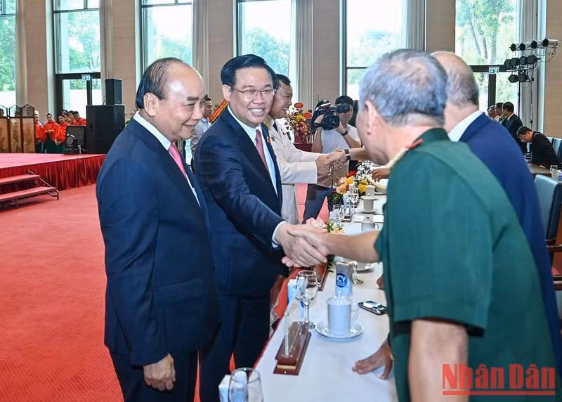 Chủ tịch nước Nguyễn Xuân Phúc, Chủ tịch Quốc hội Vương Đình Huệ với các đại biểu tại Lễ kỷ niệm.