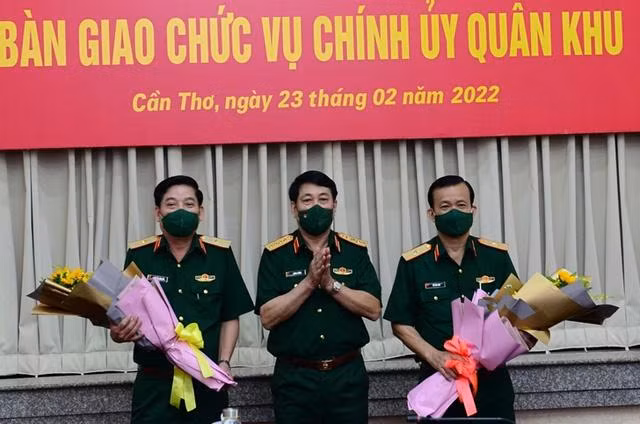 Đại tướng Lương Cường chúc mừng Thiếu tướng Nguyễn Văn Gấu và Thiếu tướng Hồ Văn Thái Đại tướng Lương Cường chúc mừng Thiếu tướng Nguyễn Văn Gấu và Thiếu tướng Hồ Văn Thái