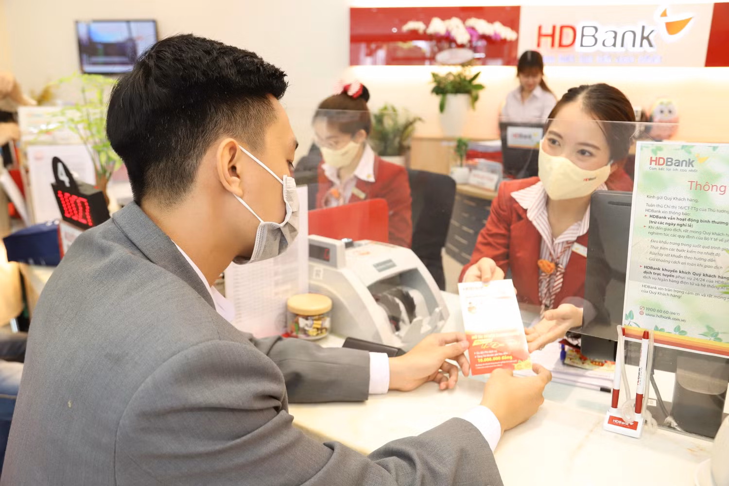 Mở sổ tiết kiệm tại quầy để quản lý tài chính tốt hơn (Ảnh minh họa) Mở sổ tiết kiệm tại quầy để quản lý tài chính tốt hơn (Ảnh minh họa)
