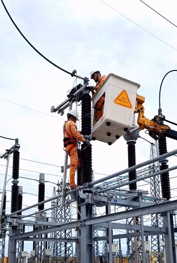 Xử lý thiết bị sau bão số 4 tại TBA 500kV Dốc Sỏi
