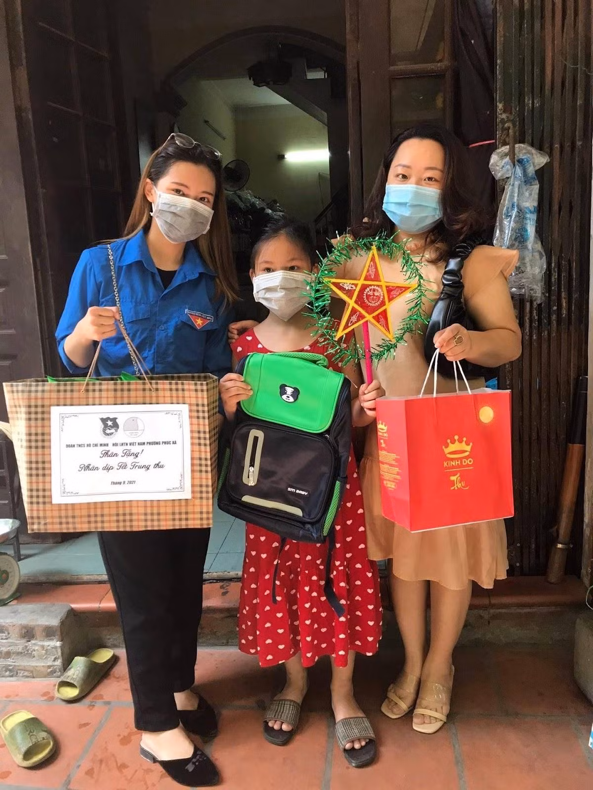 Quỳnh Anh trao gửi quà Tết Trung Thu đến từng gia đình (Ảnh: NVCC) Quỳnh Anh trao gửi quà Tết Trung Thu đến từng gia đình (Ảnh: NVCC)
