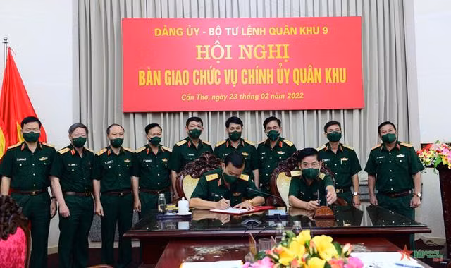 Đại tướng Lương Cường cùng các đại biểu chứng kiến Lễ ký biên bản bàn giao chức vụ Chính ủy Quân khu 9. Ảnh: QĐND Đại tướng Lương Cường cùng các đại biểu chứng kiến Lễ ký biên bản bàn giao chức vụ Chính ủy Quân khu 9. Ảnh: QĐND