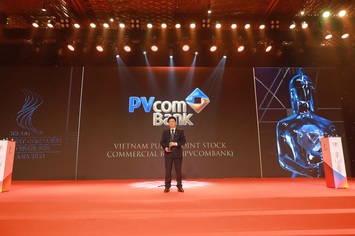 Ông Dương Xuân Quang - Phó Tổng Giám đốc PVcomBank vinh dự đại diện nhận giải thưởng từ Tạp chí HR Asia.