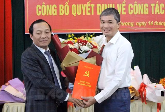 Đồng chí Lê Văn Hiệu, Phó Bí thư Thường trực Tỉnh ủy Hải Dương trao quyết định bổ nhiệm đồng chí Trương Văn Hơn giữ chức vụ Phó Trưởng ban Tổ chức Tỉnh ủy Hải Dương.