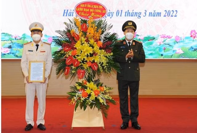 Thứ trưởng Bộ Công an Lê Văn Tuyến trao quyết định của Bộ trưởng Bộ Công an về việc điều động và bổ nhiệm Thượng tá Bùi Quang Bình giữ chức vụ Giám đốc Công an tỉnh Hải Dương. Thứ trưởng Bộ Công an Lê Văn Tuyến trao quyết định của Bộ trưởng Bộ Công an về việc điều động và bổ nhiệm Thượng tá Bùi Quang Bình giữ chức vụ Giám đốc Công an tỉnh Hải Dương.